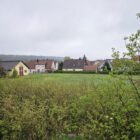 Hofstelle mit Dreifach-Garage und Scheunen – Oberdachstetten